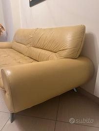 Divano giallo in pelle