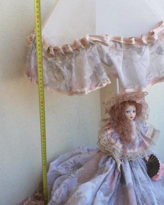 Lampada Dama in porcellana Vintage. H. circa 70 cm