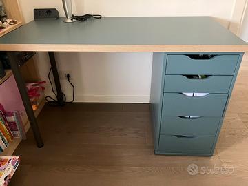 Scrivania ikea con cassetti
