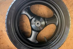 Cerchio scooter 3 razze con gomma Pirelli usata