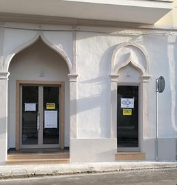 Locale commerciale su strada centrale sulla villa