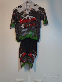 Completo da ciclismo con maglia a maniche corte e