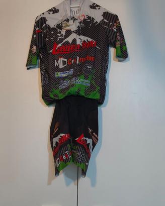 Completo da ciclismo con maglia a maniche corte e