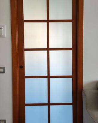 porta scorrevole in noce e vetro satinato 