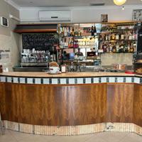 Bancone da bar con due vetrine