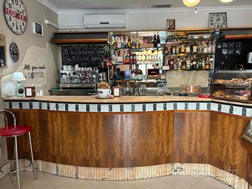 Bancone da bar con due vetrine