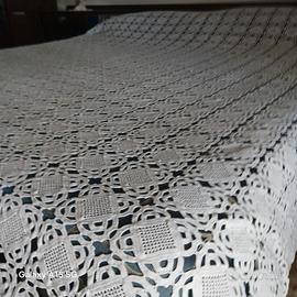 Copriletto matrimoniale lavorato a mano in filo di