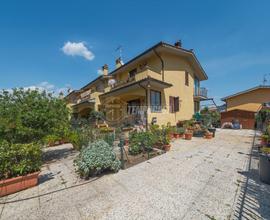 Villa caposchiera semicentrale con giardino