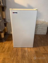 Frigorifero con surgelatore