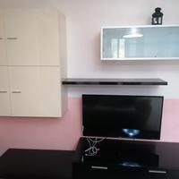 cucina + tavolo + sedie + parete attrezzata 
