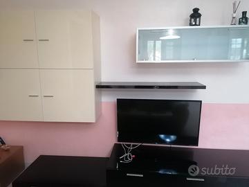 cucina + tavolo + sedie + parete attrezzata 