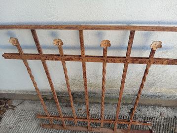 piccola inferriata in ferro battuto.