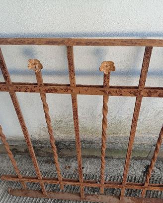 piccola inferriata in ferro battuto.