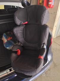 Seggiolino auto e rialzo per bambino