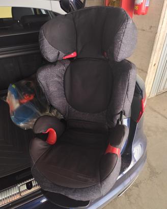 Seggiolino auto e rialzo per bambino