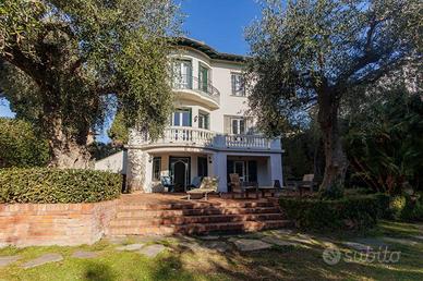 Villa di 337 m² con più di 5 locali e box auto dop