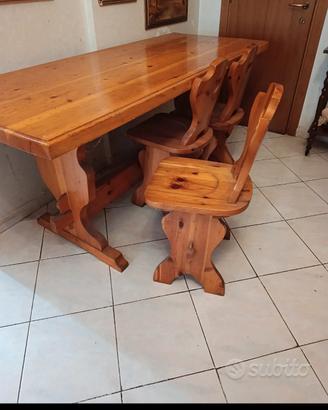 Tavolo in legno con 3 sedie