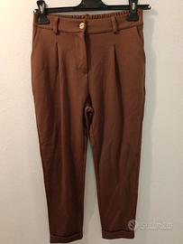 Pantalone marrone a sigaretta con pinces elegante