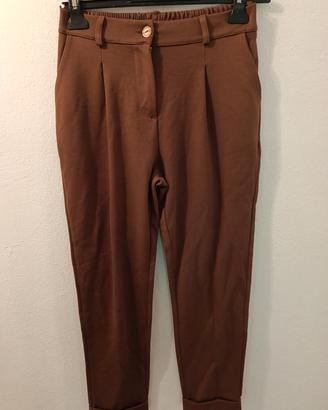 Pantalone marrone a sigaretta con pinces elegante