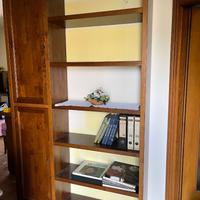 Mobile con mensole a vista