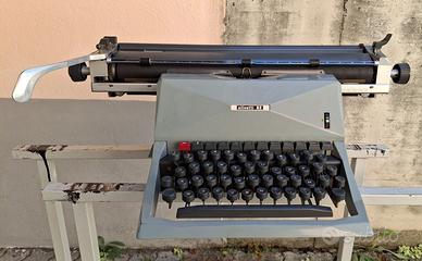 macchina da scrivere OLIVETTI 82