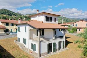 Villa bifamiliare Barga [UG273MDVRG]