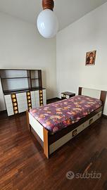 Letto, comodino e cassettone