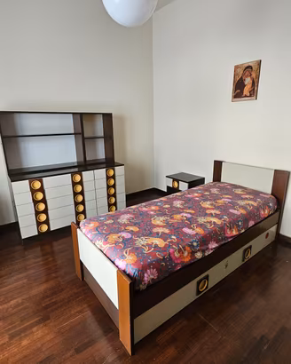 Letto, comodino e cassettone