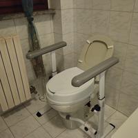 Rialzo WC e braccioli bagno per disabili