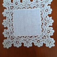 Delicato centrino bianco quadrato cm 23 x 23