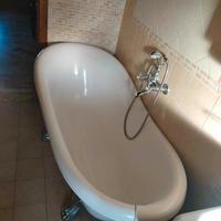 Vasca da bagno in resina con piedi stile retrò