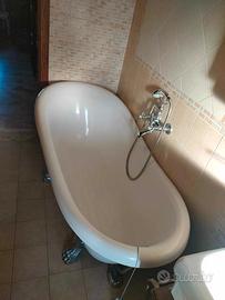 Vasca da bagno in resina con piedi stile retrò