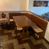 Panca a 90 gradi con tavolo e sedie