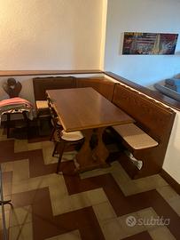 Panca a 90 gradi con tavolo e sedie