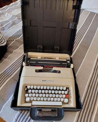 Macchina da scrivere Olivetti lettera 35