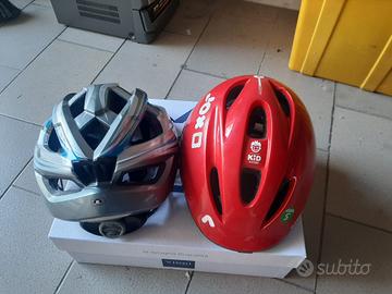 coppia caschi per biciclette 