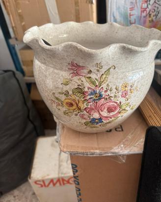 Vaso in ceramica con disegno floreale