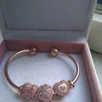 PANDORA Bracciale rose semiaperto con 3 charms