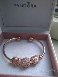 PANDORA Bracciale rose semiaperto con 3 charms