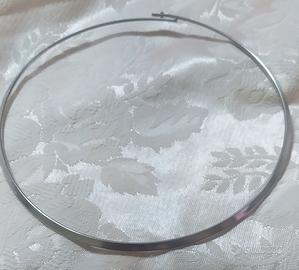 girocollo metal rigido