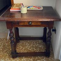 Piccolo tavolino bolognese in noce di inizio '900