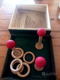 Gioco di legno per bambini con scatola.