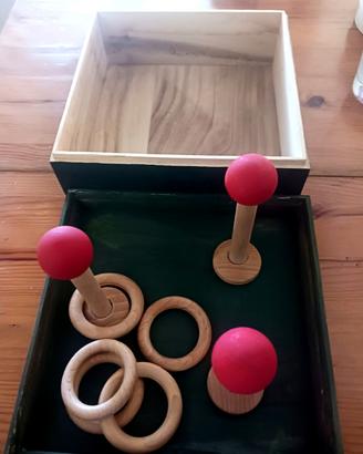 Gioco di legno per bambini con scatola.