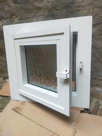 finestrino in alluminio bianco  completo di vetro 