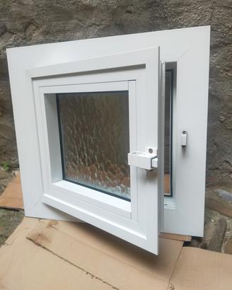 finestrino in alluminio bianco  completo di vetro 