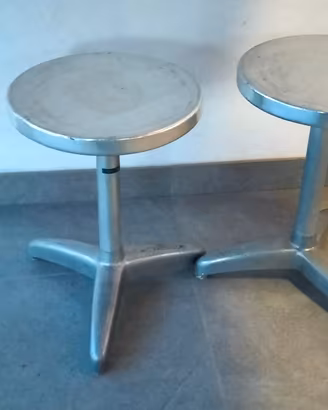 sgabelli vintage e comodino