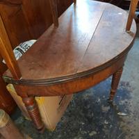 TAVOLO A MEZZA LUNA DELLA PRIMA META’ 800 IN NOCE