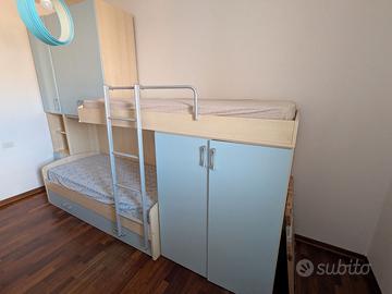 Cameretta con letto a castello e armadio
