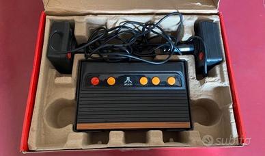 Atari Flashback 8 con 105 Giochi (anni 2000).