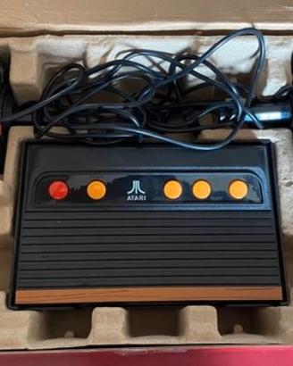 Atari Flashback 8 con 105 Giochi (anni 2000).